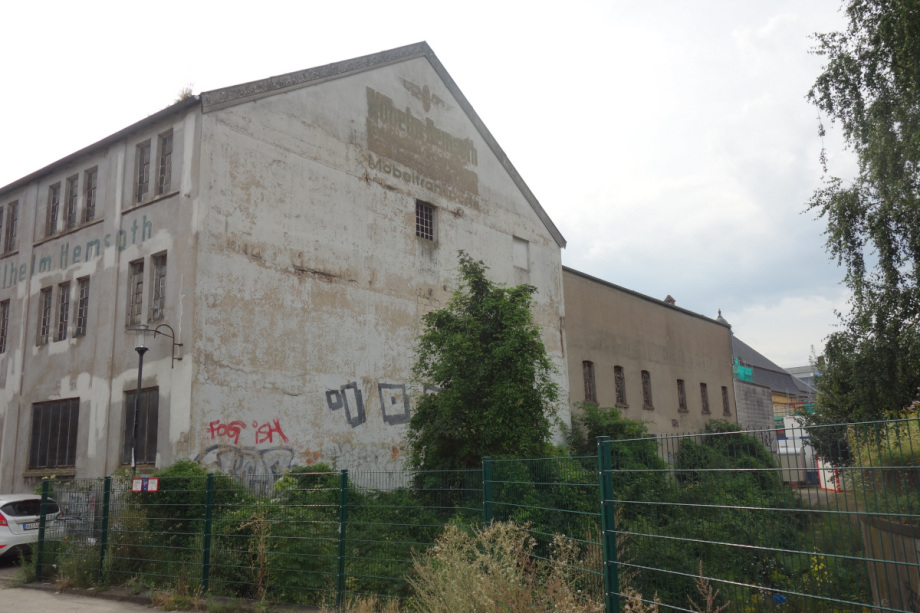 Die beiden leeren alten Hemsoth Gebäude einreissen und abfahren