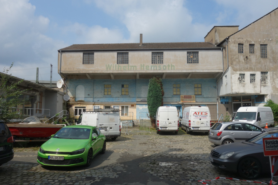 so sehen die beiden Gebäude von der anderen Seite aus - müssen Sie in den Hof gehen um das zu sehen