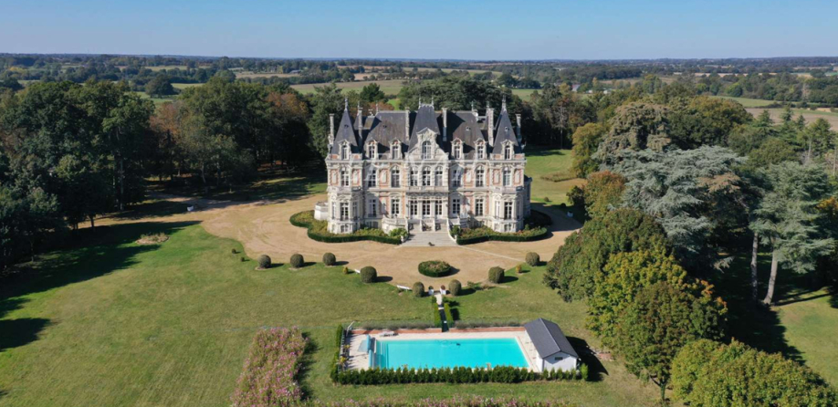 Landkauf in Frankreich - ein Gutshaus ist immer dabei - einige mit Pool, andere mit Reithalle - ab 1,35 EU / qm - Vorauswahl von Arch. Goebel Kauf-Assistenz, Gutachter vor Teil-Renovierung verbrennt Möbel im Hof