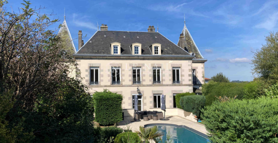 Landkauf in Frankreich - ein Gutshaus ist immer dabei - einige mit Pool, andere mit Reithalle - ab 1,35 EU / qm - Vorauswahl von Arch. Goebel Kauf-Assistenz, Gutachter vor Teil-Renovierung verbrennt Möbel im Hof