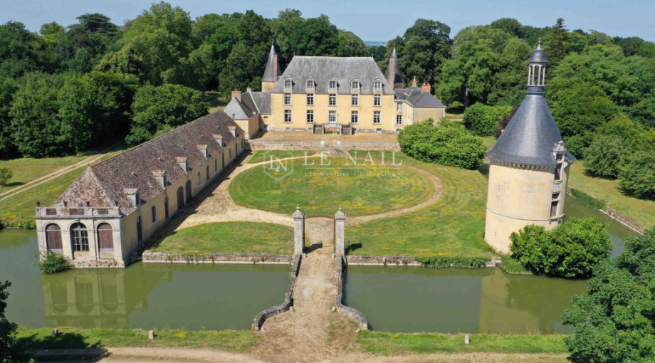 Landkauf in Frankreich - ein Gutshaus ist immer dabei - einige mit Pool, andere mit Reithalle - ab 1,35 EU / qm - Vorauswahl von Arch. Goebel Kauf-Assistenz, Gutachter vor Teil-Renovierung verbrennt Möbel im Hof