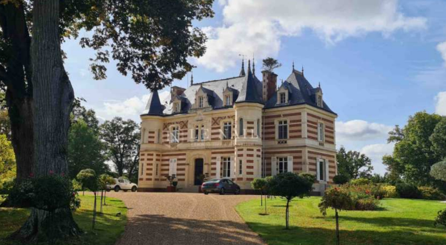 Landkauf in Frankreich - ein Gutshaus ist immer dabei - einige mit Pool, andere mit Reithalle - ab 1,35 EU / qm - Vorauswahl von Arch. Goebel Kauf-Assistenz, Gutachter vor Teil-Renovierung verbrennt Möbel im Hof