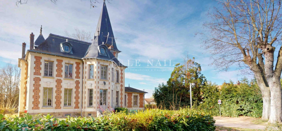 Landkauf in Frankreich - ein Gutshaus ist immer dabei - einige mit Pool, andere mit Reithalle - ab 1,35 EU / qm - Vorauswahl von Arch. Goebel Kauf-Assistenz, Gutachter vor Teil-Renovierung verbrennt Möbel im Hof