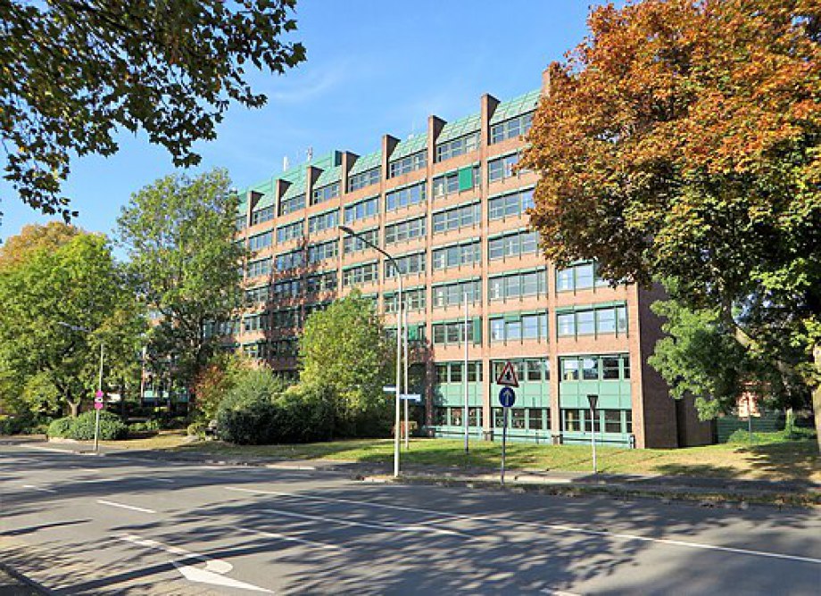 Büro zu vermieten - weit oben gelengen - mit Hubschrauber-Landeplatz