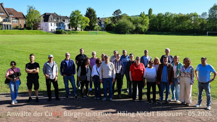 Bürger-Initiative CuNO - Gruppenfoto auf dem Sportplatz