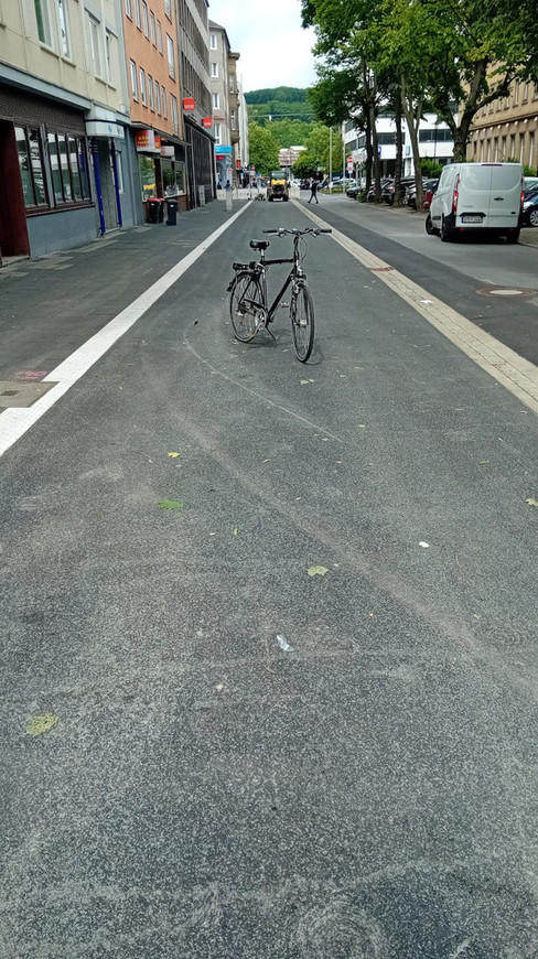 Sinnloser leerer Fahrradweg in der Bahnhofstr. Hagen
