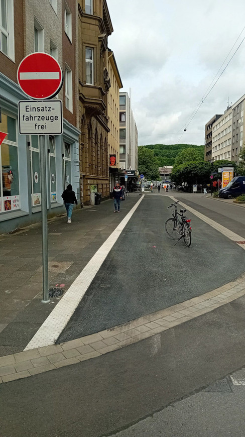 Sinnloser leerer Fahrradweg in der Bahnhofstr. Hagen