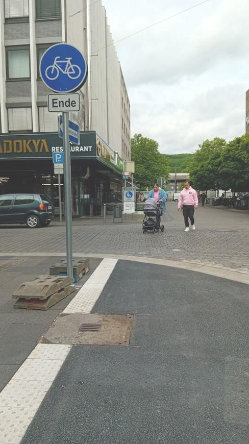 Sinnloser leerer Fahrradweg in der Bahnhofstr. Hagen