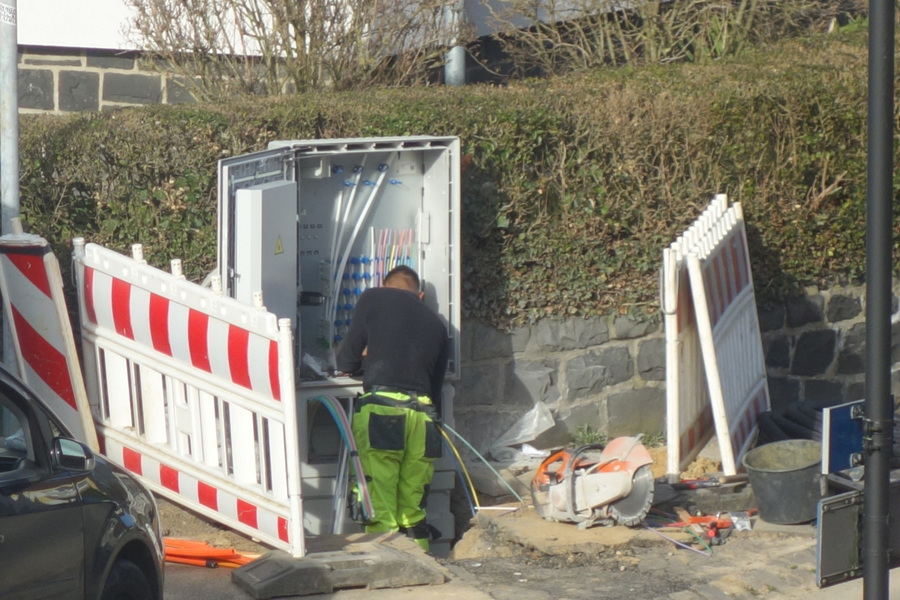 >>> welche Bautruppen - Bravo an Fa. Selecta - die Telekom AG aufgefahren hat um der Ahrstr. 7 Hagen (Ing. Büro Goebel) einen Top-Glasfaser-Anschluss bereitzustellen - Danke trotz unverlangt.
