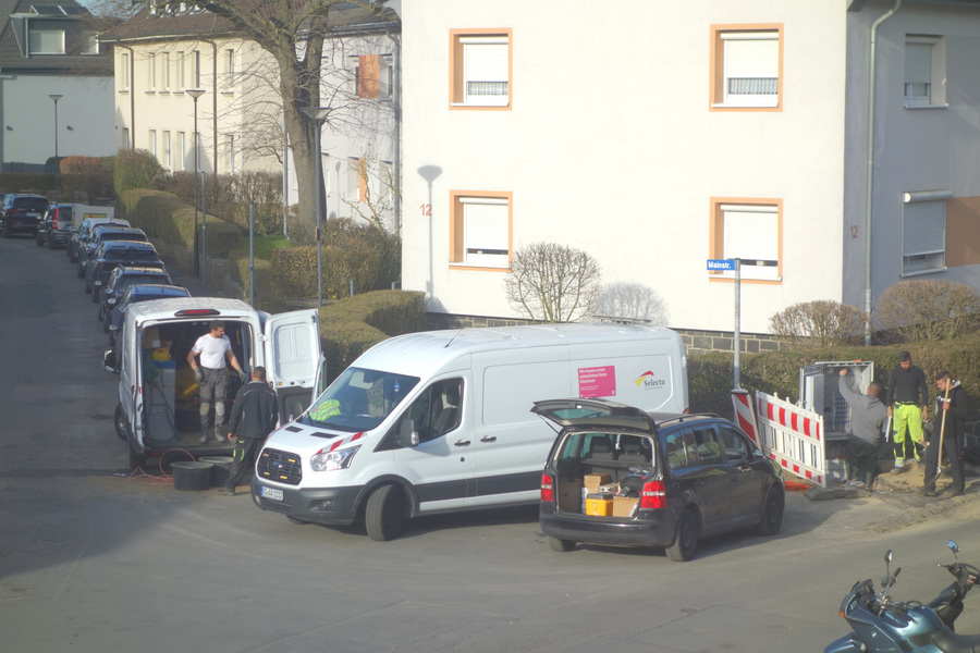 >>> welche Bautruppen - Bravo an Fa. Selecta - die Telekom AG aufgefahren hat um der Ahrstr. 7 Hagen (Ing. Büro Goebel) einen Top-Glasfaser-Anschluss bereitzustellen - Danke trotz unverlangt.