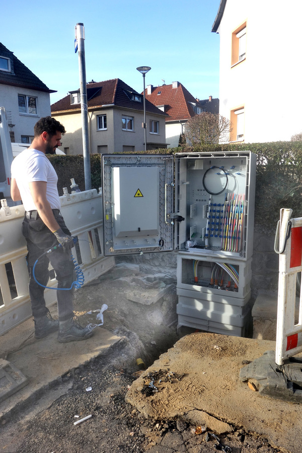 >>> welche Bautruppen - Bravo an Fa. Selecta - die Telekom AG aufgefahren hat um der Ahrstr. 7 Hagen (Ing. Büro Goebel) einen Top-Glasfaser-Anschluss bereitzustellen - Danke trotz unverlangt.