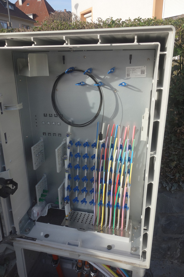 >>> welche Bautruppen - Bravo an Fa. Selecta - die Telekom AG aufgefahren hat um der Ahrstr. 7 Hagen (Ing. Büro Goebel) einen Top-Glasfaser-Anschluss bereitzustellen - Danke trotz unverlangt.