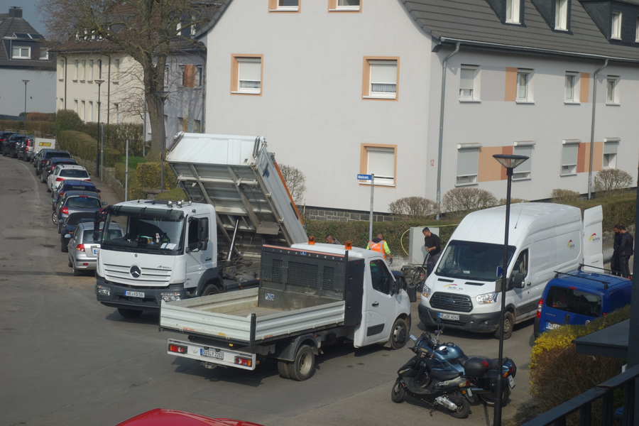 >>> welche Bautruppen - Bravo an Fa. Selecta - die Telekom AG aufgefahren hat um der Ahrstr. 7 Hagen (Ing. Büro Goebel) einen Top-Glasfaser-Anschluss bereitzustellen - Danke trotz unverlangt.