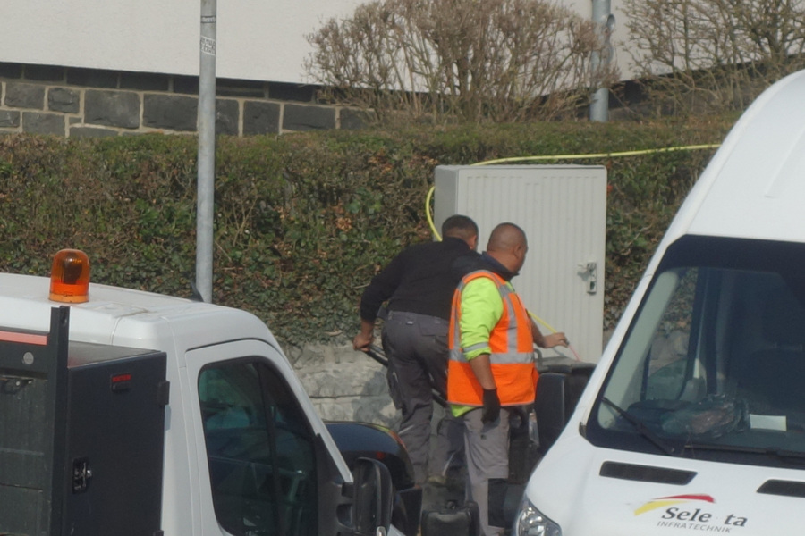 >>> welche Bautruppen - Bravo an Fa. Selecta - die Telekom AG aufgefahren hat um der Ahrstr. 7 Hagen (Ing. Büro Goebel) einen Top-Glasfaser-Anschluss bereitzustellen - Danke trotz unverlangt.