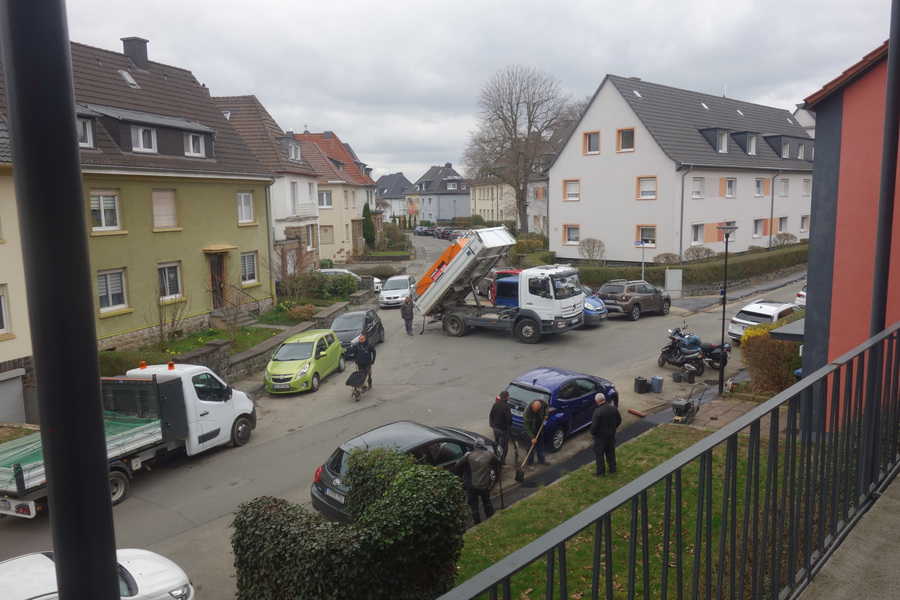 >>> welche Bautruppen - Bravo an Fa. Selecta - die Telekom AG aufgefahren hat um der Ahrstr. 7 Hagen (Ing. Büro Goebel) einen Top-Glasfaser-Anschluss bereitzustellen - Danke trotz unverlangt.
