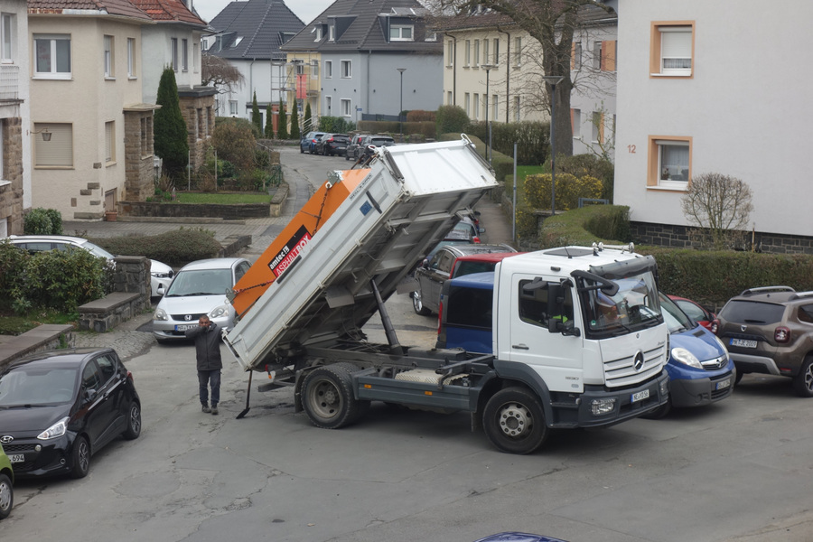 >>> welche Bautruppen - Bravo an Fa. Selecta - die Telekom AG aufgefahren hat um der Ahrstr. 7 Hagen (Ing. Büro Goebel) einen Top-Glasfaser-Anschluss bereitzustellen - Danke trotz unverlangt.