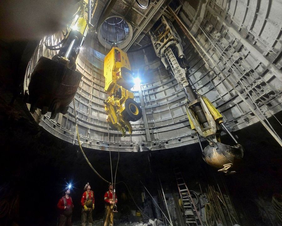 Redpath Deilmann baut mal wieder Schacht-Kopf für Mineralien-Bergwerk