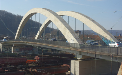 >>> Die schöne Fuhrpark-Brücke in Hagen - erst 1961 eingeweiht.  Spannungs-Riss-Korrosion heisst es im Bericht - und man sieht   das die Brücke schiebt - Neubau soll in Fachwerk sein - Schnüff ...