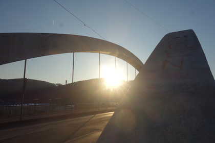 >>> Die schöne Fuhrpark-Brücke in Hagen - erst 1961 eingeweiht.  Spannungs-Riss-Korrosion heisst es im Bericht - und man sieht   das die Brücke schiebt - Neubau soll in Fachwerk sein - Schnüff ...