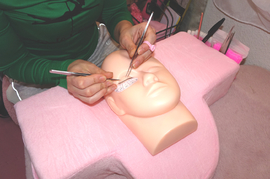 Güldeniz Baday - Wimpern üben 