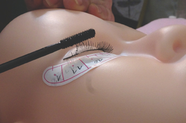 Güldeniz Baday - Wimpern üben 